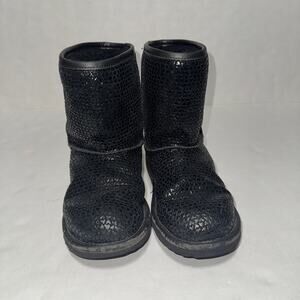 Ugg Girls 5 Classic II Gel Hearts Winter Boots Cool Weather Cozy Comfy Outdoor